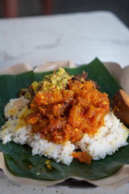 Nasi Gudeg, Yogyakarta, Endonezya, 10 Temmuz 2025 'te yakalandı. Zengin bir Java aroması için pilav, tavuk, yumurta ve baharatlı kecek ile servis edilen tatlı, taze karabuğday güveci.