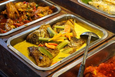 Geleneksel Endonezya Yemekleri, 10 Temmuz 2025 'te ele geçirildi. Yerel baharatlarla yapılan otantik yemekler, zengin lezzetler için pirinç, et, sebze ve sambal ile servis edilir..