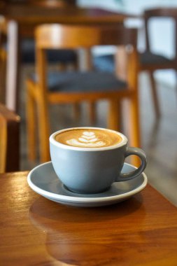 Cafe Latte, Endonezya, 10 Temmuz 2025 'te ele geçirildi. Yumuşak espresso bazlı, kremalı ve dengeli bir tat için hafif köpükle kaplanmış, buğulanmış sütle harmanlanmış bir içecek..