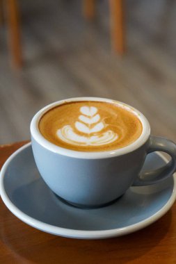 Cafe Latte, Endonezya, 10 Temmuz 2025 'te ele geçirildi. Yumuşak espresso bazlı, kremalı ve dengeli bir tat için hafif köpükle kaplanmış, buğulanmış sütle harmanlanmış bir içecek..