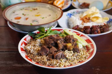 Rawon Solo, Merkez Java, Endonezya, 13 Temmuz 2025 'te yakalandı. Geleneksel siyah keluak çorbası, pirinç, fasulye filizi, tuzlu yumurta ve zengin Java lezzeti için sambal ile servis edilir.