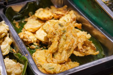 Endonezya sokak yemekleri, 13 Temmuz 2025 'te ele geçirildi. Kızarmış pilav, satay, erişte ve cesur lezzet için sambal ve taze garnitürlü atıştırmalık karışımı.