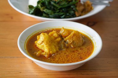 Nasi Padang Kikil, Endonezya, 13 Temmuz 2025 'te yakalandı. Baharatlı Padang usulü biftek tendonuyla servis edilen pilav köri, sebze, sambal ve kalın Minang tadı için zengin hindistan cevizi sosu.