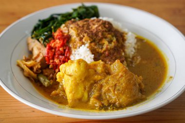 Nasi Padang Kikil, Endonezya, 13 Temmuz 2025 'te yakalandı. Baharatlı Padang usulü biftek tendonuyla servis edilen pilav köri, sebze, sambal ve kalın Minang tadı için zengin hindistan cevizi sosu.