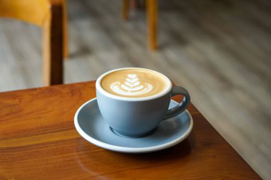 Hot Macadamia Latte, Endonezya, 13 Temmuz 2025 'te ele geçirildi. Macadamia fındık sütlü kremalı espresso, zengin, fındık aromalı bir masada seramik bir bardakta sıcak servis edilir.