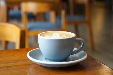 Hot Macadamia Latte, Endonezya, 13 Temmuz 2025 'te ele geçirildi. Macadamia fındık sütlü kremalı espresso, zengin, fındık aromalı bir masada seramik bir bardakta sıcak servis edilir.