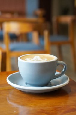 Hot Macadamia Latte, Endonezya, 13 Temmuz 2025 'te ele geçirildi. Macadamia fındık sütlü kremalı espresso, zengin, fındık aromalı bir masada seramik bir bardakta sıcak servis edilir.