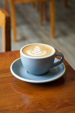 Hot Macadamia Latte, Endonezya, 13 Temmuz 2025 'te ele geçirildi. Macadamia fındık sütlü kremalı espresso, zengin, fındık aromalı bir masada seramik bir bardakta sıcak servis edilir.