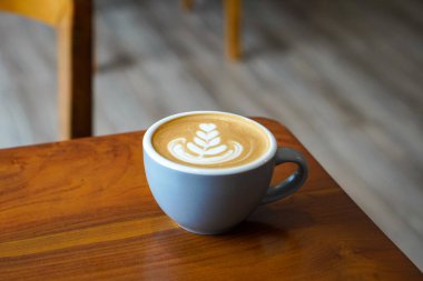 Hot Macadamia Latte, Endonezya, 13 Temmuz 2025 'te ele geçirildi. Macadamia fındık sütlü kremalı espresso, zengin, fındık aromalı bir masada seramik bir bardakta sıcak servis edilir.