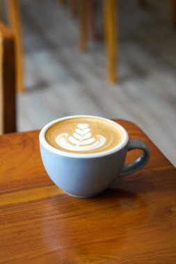 Hot Macadamia Latte, Endonezya, 13 Temmuz 2025 'te ele geçirildi. Macadamia fındık sütlü kremalı espresso, zengin, fındık aromalı bir masada seramik bir bardakta sıcak servis edilir.