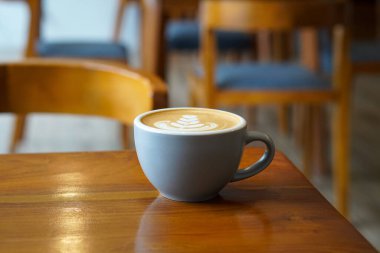 Hot Macadamia Latte, Endonezya, 13 Temmuz 2025 'te ele geçirildi. Macadamia fındık sütlü kremalı espresso, zengin, fındık aromalı bir masada seramik bir bardakta sıcak servis edilir.