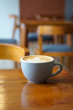 Hot Macadamia Latte, Endonezya, 13 Temmuz 2025 'te ele geçirildi. Macadamia fındık sütlü kremalı espresso, zengin, fındık aromalı bir masada seramik bir bardakta sıcak servis edilir.