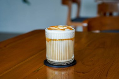 Karamela Kahve, Endonezya, 23 Temmuz 2025 'te ele geçirildi. Sıcak kahve kremalı ve karamel aromalı. Sıcak, tatlı gibi bir içecek için üzerine karamel serpiştirilmiş..