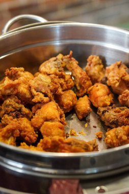 Geleneksel Gıda, Endonezya, 23 Temmuz 2025 'te ele geçirildi. Lezzetli bir pirinç, sambal, sebze ve baharatlı garnitür karışımı..