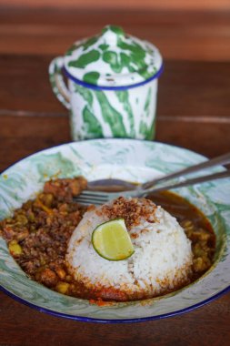 Gultik, Endonezya, 18 Temmuz 2025 'te yakalandı. Küçük pirinç porsiyonu sığır gülü, zengin hindistan cevizi körisi ve sambal, popüler Jakarta sokak yemekleri.