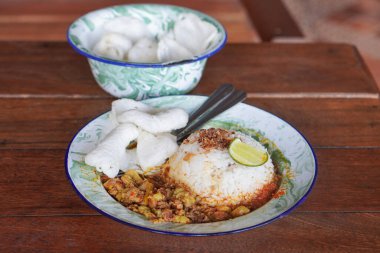 Gultik, Endonezya, 18 Temmuz 2025 'te yakalandı. Küçük pirinç porsiyonu sığır gülü, zengin hindistan cevizi körisi ve sambal, popüler Jakarta sokak yemekleri.