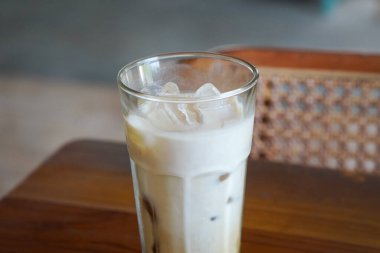 Buzlu kahve sütü, Endonezya, 2 Ağustos 2025 'te ele geçirildi. Kremalı süt ve buzla karıştırılmış soğuk kahve, yerel kafelerde ferahlatıcı bir canlandırıcı için popüler..