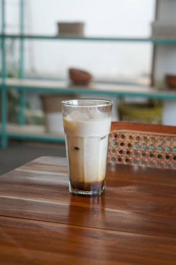 Buzlu kahve sütü, Endonezya, 2 Ağustos 2025 'te ele geçirildi. Kremalı süt ve buzla karıştırılmış soğuk kahve, yerel kafelerde ferahlatıcı bir canlandırıcı için popüler..