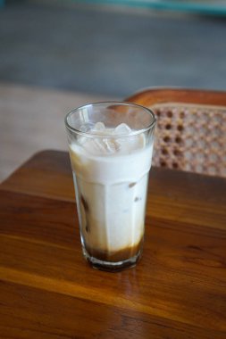 Buzlu kahve sütü, Endonezya, 2 Ağustos 2025 'te ele geçirildi. Kremalı süt ve buzla karıştırılmış soğuk kahve, yerel kafelerde ferahlatıcı bir canlandırıcı için popüler..