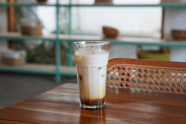 Buzlu kahve sütü, Endonezya, 2 Ağustos 2025 'te ele geçirildi. Kremalı süt ve buzla karıştırılmış soğuk kahve, yerel kafelerde ferahlatıcı bir canlandırıcı için popüler..