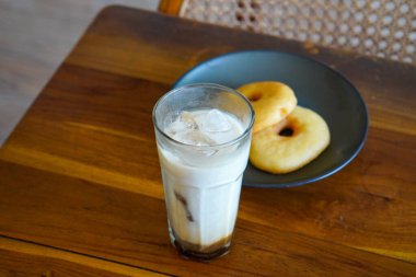 Buzlu kahve sütü, Endonezya, 2 Ağustos 2025 'te ele geçirildi. Kremalı süt ve buzla karıştırılmış soğuk kahve, yerel kafelerde ferahlatıcı bir canlandırıcı için popüler..