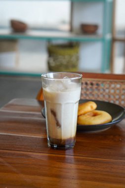 Buzlu kahve sütü, Endonezya, 2 Ağustos 2025 'te ele geçirildi. Kremalı süt ve buzla karıştırılmış soğuk kahve, yerel kafelerde ferahlatıcı bir canlandırıcı için popüler..