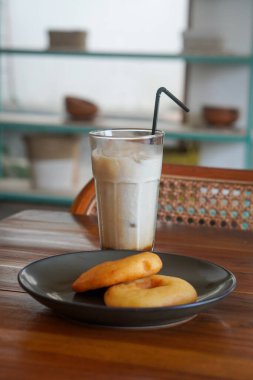 Buzlu kahve sütü, Endonezya, 2 Ağustos 2025 'te ele geçirildi. Kremalı süt ve buzla karıştırılmış soğuk kahve, yerel kafelerde ferahlatıcı bir canlandırıcı için popüler..