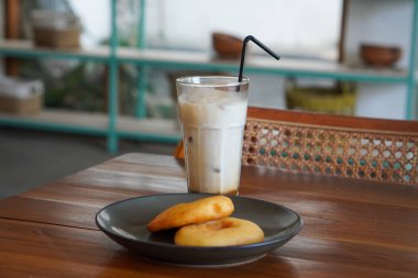 Buzlu kahve sütü, Endonezya, 2 Ağustos 2025 'te ele geçirildi. Kremalı süt ve buzla karıştırılmış soğuk kahve, yerel kafelerde ferahlatıcı bir canlandırıcı için popüler..