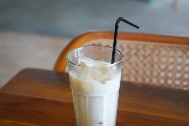 Buzlu kahve sütü, Endonezya, 2 Ağustos 2025 'te ele geçirildi. Kremalı süt ve buzla karıştırılmış soğuk kahve, yerel kafelerde ferahlatıcı bir canlandırıcı için popüler..