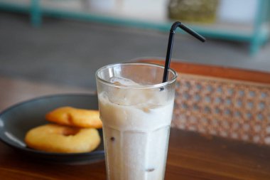 Buzlu kahve sütü, Endonezya, 2 Ağustos 2025 'te ele geçirildi. Kremalı süt ve buzla karıştırılmış soğuk kahve, yerel kafelerde ferahlatıcı bir canlandırıcı için popüler..