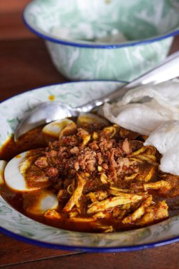 Lontong kari ayam, Endonezya, 2 Ağustos 2025 'te yakalandı. Baharatlı tavuk, hindistan cevizi çorbası ve geleneksel Endonezya kahvaltısı favorisi aromalı otlarla servis edilen pirinç kekleri..
