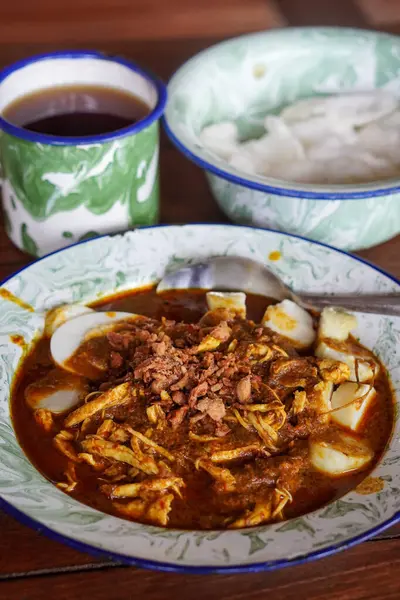 Lontong kari ayam, Endonezya, 2 Ağustos 2025 'te yakalandı. Baharatlı tavuk, hindistan cevizi çorbası ve geleneksel Endonezya kahvaltısı favorisi aromalı otlarla servis edilen pirinç kekleri..