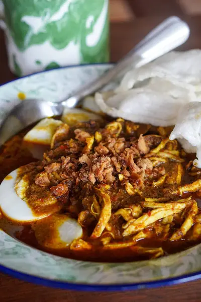 Lontong kari ayam, Endonezya, 2 Ağustos 2025 'te yakalandı. Baharatlı tavuk, hindistan cevizi çorbası ve geleneksel Endonezya kahvaltısı favorisi aromalı otlarla servis edilen pirinç kekleri..