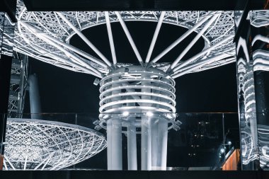 Dubai şehrinin gece manzarası