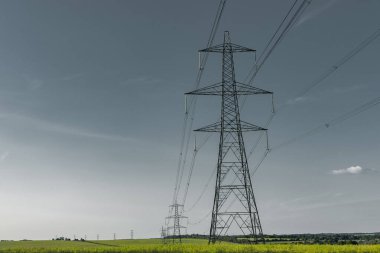Bir alandaki yüksek voltajlı güç iletim hatları
