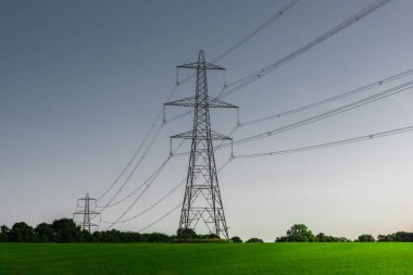 Akşamları elektrik hatları ve yüksek gerilim hatları..