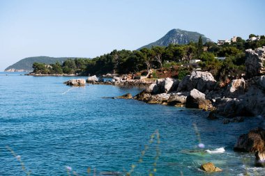 Mongro 'da deniz manzarası ve dağlar