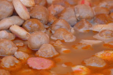 Çeşitli türde köfteler. Sokak yemekleri satıcısı. Sarı sosta pişmiş köfte.