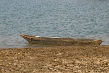 Küçük ahşap botlar gölün kenarına demirlediler. Gölde balık tutmak için küçük bir balıkçı teknesi. Boşluğu kopyala
