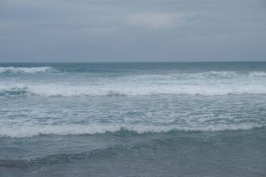 Kumsaldaki dalgaların soyut şekilleri, desenleri ve dokuları. Kumsalda dalgaların hareketi. grafik tasarım ve afiş arkaplanları için.