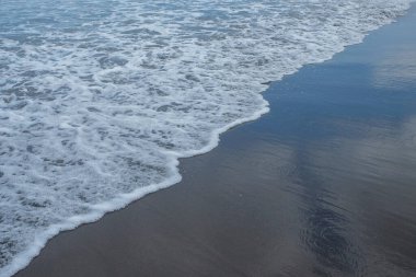 Dalgalar ve çapraz bileşimli kumsal. Soyut şekiller, desenler ve dokular. Grafik tasarımı ve afiş arkaplanları için