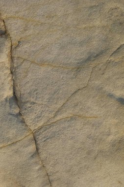 Kırık çizgileri olan soyut şekiller, kalıplar ve kireçtaşı yüzeylerinin dokusu. Kireç taşı, koyu beyaz renkte. Soyut çizgiler şeklinde çatlaklar. Grafik tasarımı veya afiş arkaplanı için