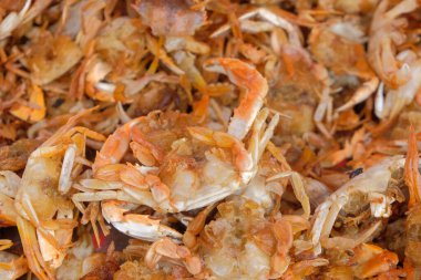 Soyut şekiller, şekiller ve kızarmış yengeç yemekleri. Lezzetli ve çıtır çıtır. Endonezya 'da sokak yemekleri. Çok fazla protestan içeriyor.