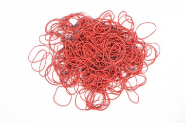 Beyaz arka planda izole edilmiş kırmızı kauçuk halkaların soyut deseni, şekli ve dokusu. Çocuk oyuncakları ya da saç halatları için lastik halkalar. 