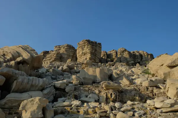 Kireçtaşı mercanı, mavi gökyüzü arka planına karşı bir duvar gibi. Soyut şekilli eşsiz kireçtaşı yapı. Kireçtaşı duvarlar yükselir