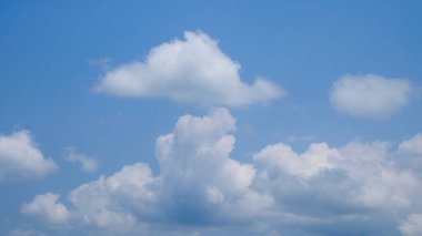 Beyaz bulutların şekilleri, desenleri ve desenleri mavi gökyüzünde bir araya gelir. Gündüz gökyüzü bulutlu görünüyor. Grafik tasarımı veya afiş arkaplanı için beyaz bulutların eşsiz ve soyut şekli