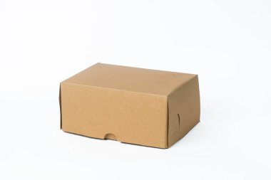 Kahverengi çerez kutusu beyaz arka planda izole edilmiş. Kare şeklinde atıştırma kutusu. Model tasarımı için sade karton kutu