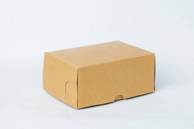 Beyaz arka planda izole edilmiş kahverengi atıştırmalıklar içeren küçük bir karton kutu. Kare şeklinde atıştırma kutusu. Model tasarımı için sade karton kutu