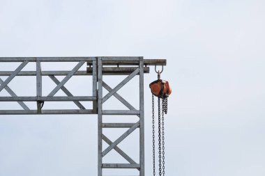 Zincir makara ya da zincir blok demir bir çerçeveye monte edilir. Bir eğlence sahnesinin demir çerçevesini kaldırmak için zincir bloğu makara aracı