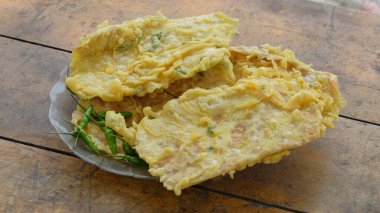 Tipik Endonezya tempeh mendoanı. Buğday unuyla kızartılmış Tempeh. Şekil ince ve geniş. Orta Cava, Endonezya 'da tipik atıştırmalıklar